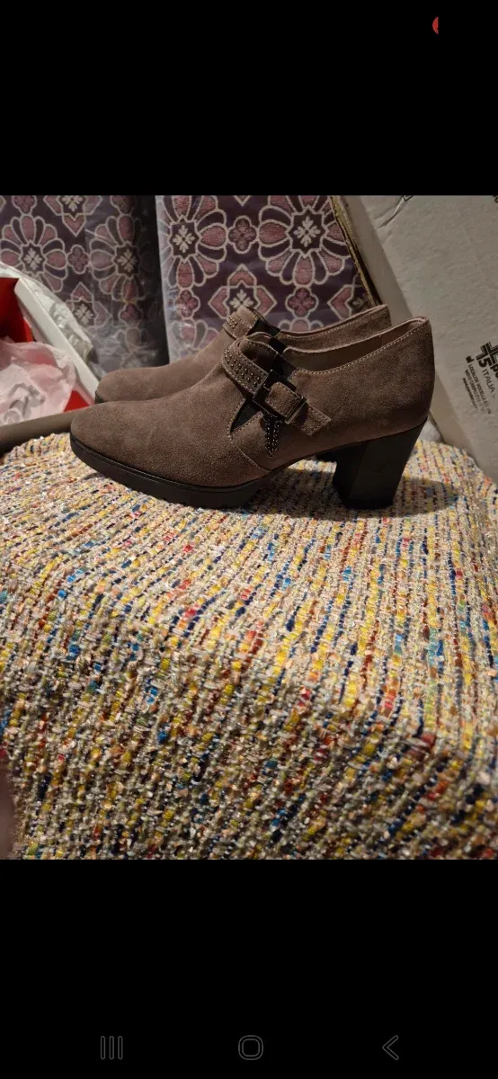 Scarpe grigie in camoscio con cinturino