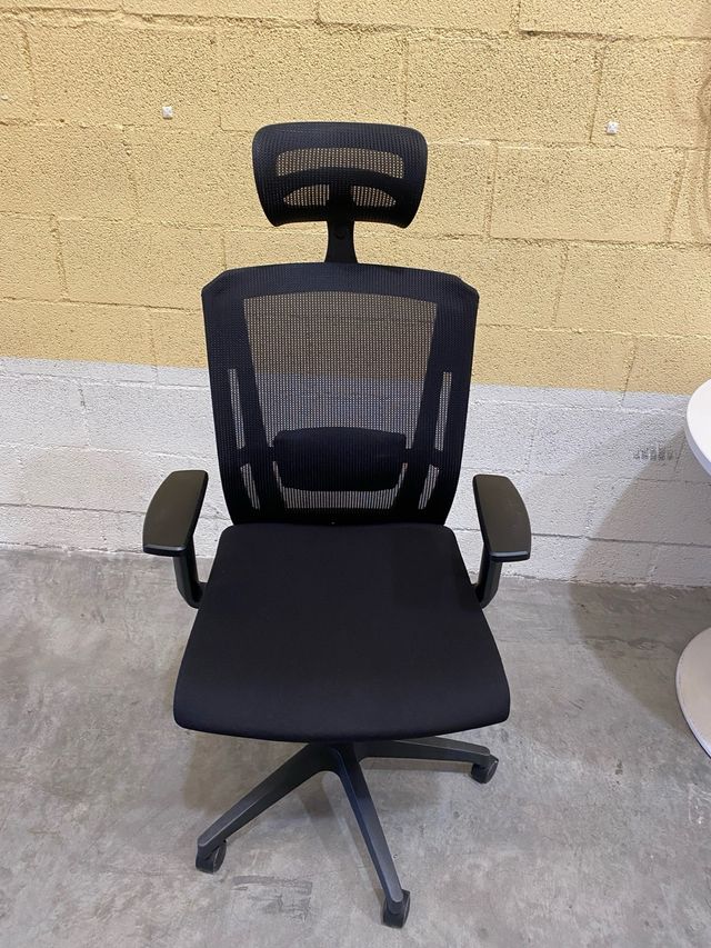 Silla de oficina ergonómica negra