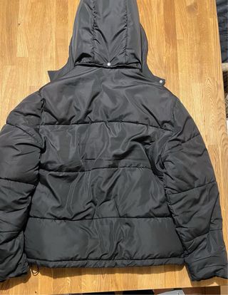 Chaqueta acolchada negra con capucha extraible