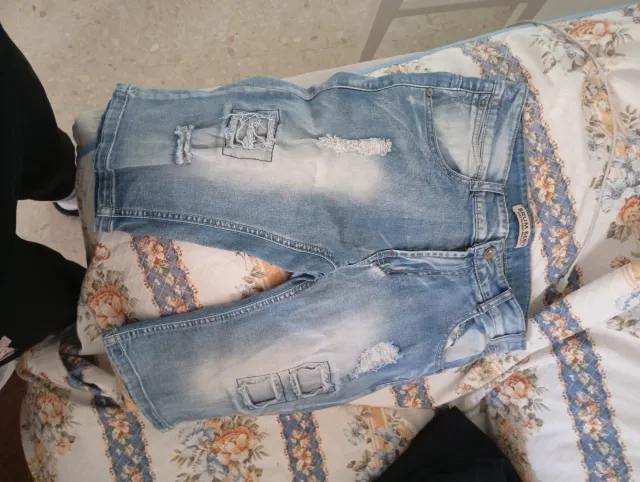 Pantalón vaquero desgastado y roto