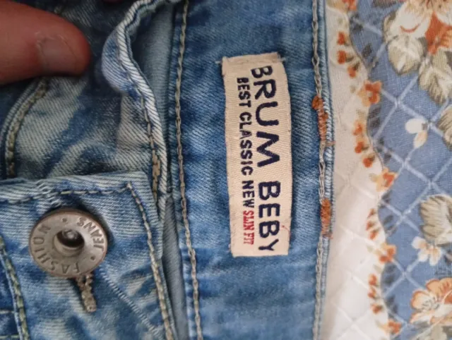 Pantalón vaquero desgastado y roto