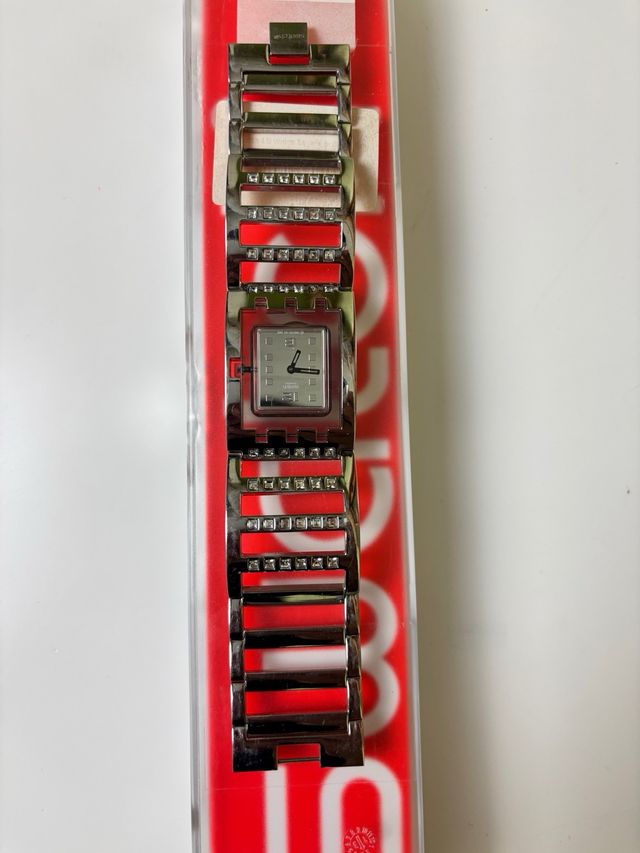 Reloj Swatch SUBM103G metálico con caja original