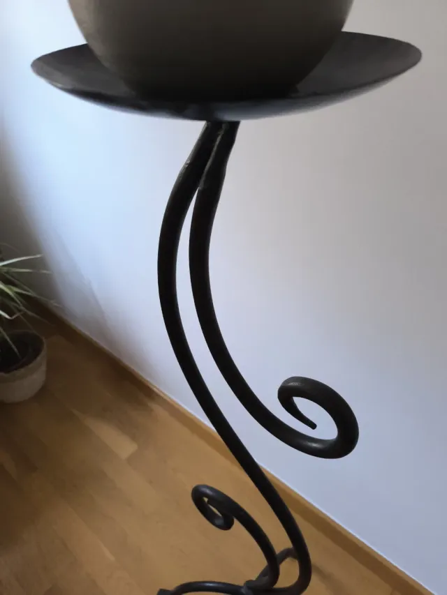 Candelabro de pie de metal y cerámica