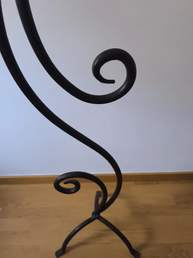 Candelabro de pie de metal y cerámica