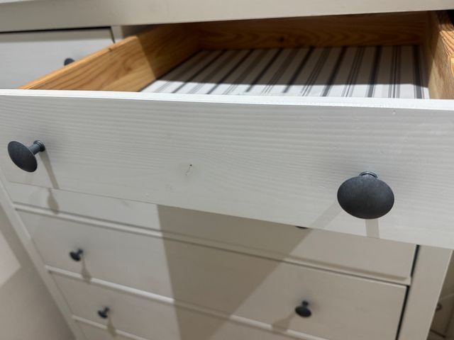 Cajonera blanca con buen espacio