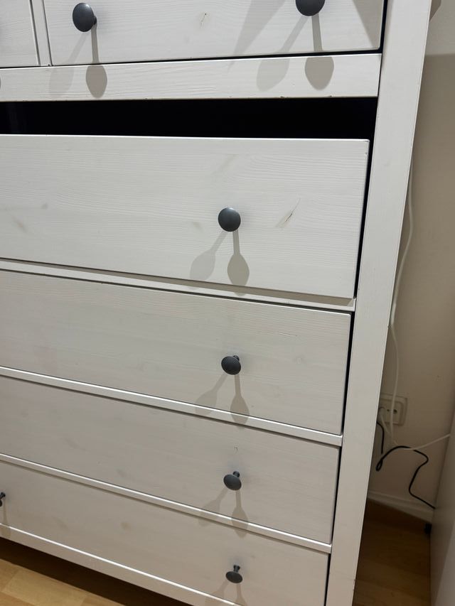 Cajonera blanca con buen espacio