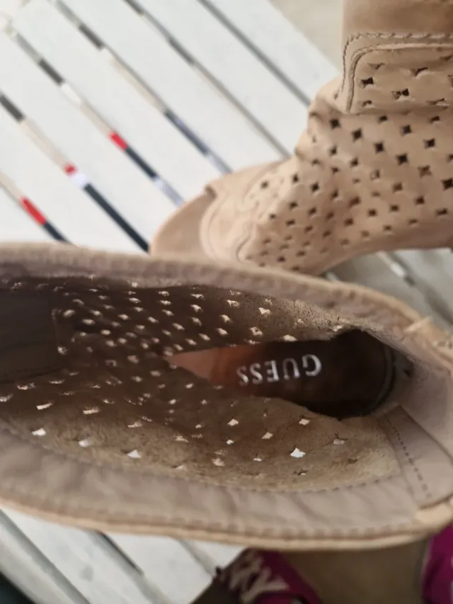 Botins Guess Bege em Couro Perforado