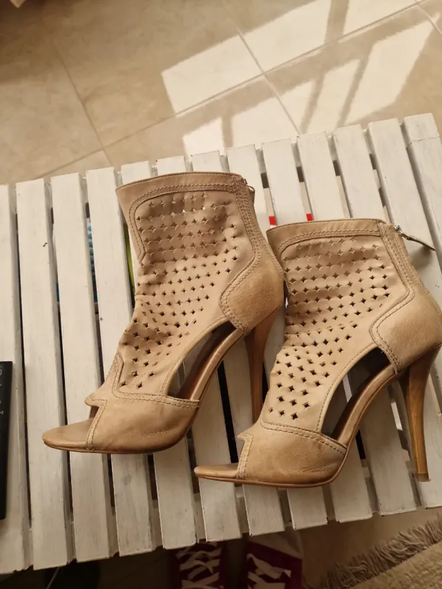 Botins Guess Bege em Couro Perforado