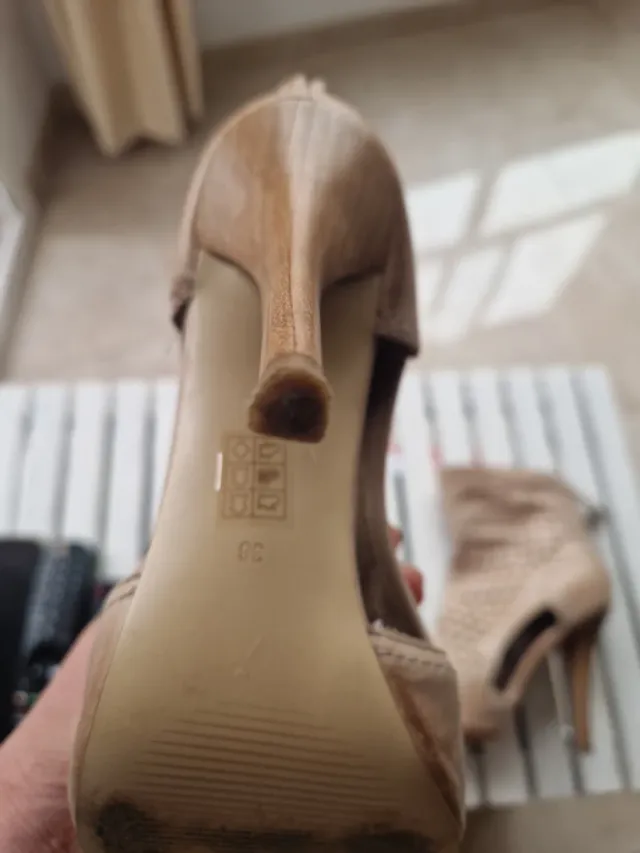 Botins Guess Bege em Couro Perforado