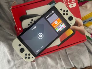Nintendo Switch OLED Bianca + 2 giochi