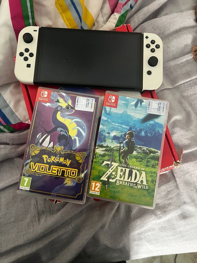 Nintendo Switch OLED Bianca + 2 giochi
