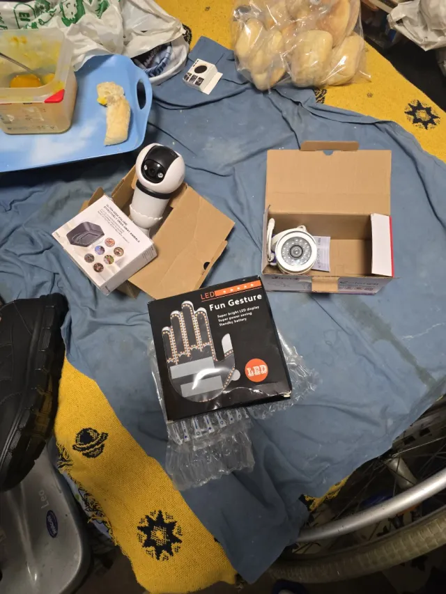 Cámaras de seguridad y guantes LED