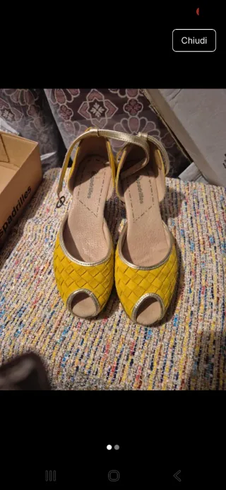 Scarpe spuntate gialle con cinturino