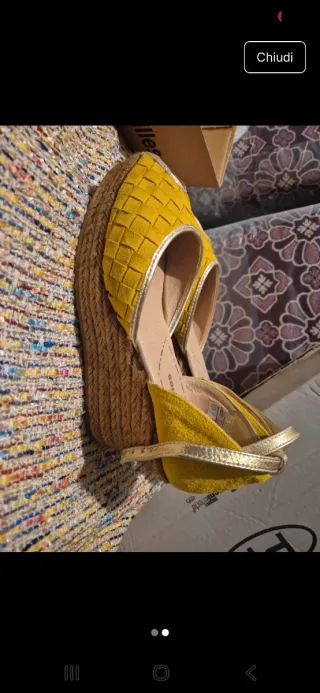 Scarpe spuntate gialle con cinturino