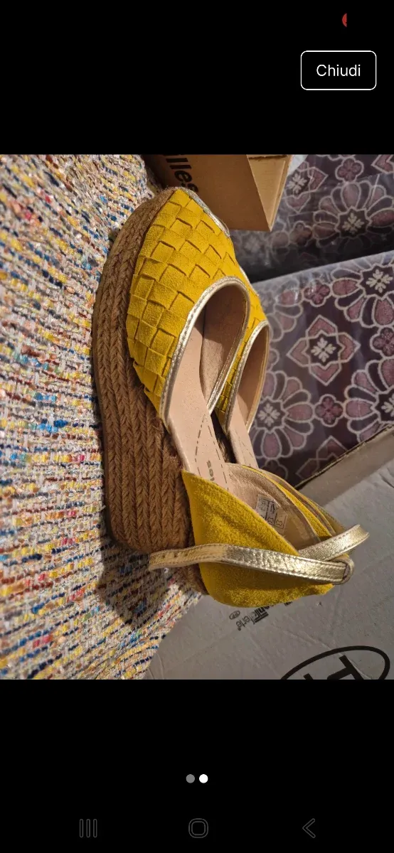 Scarpe spuntate gialle con cinturino