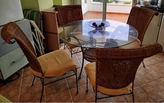 Mesa de centro cristal y mimbre