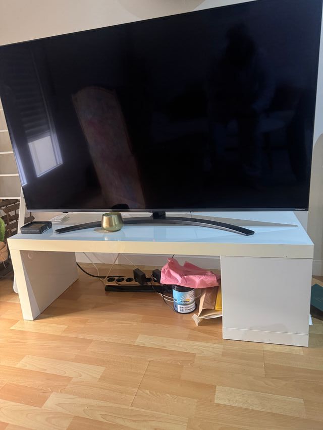 Mueble TV blanco y negro cristal