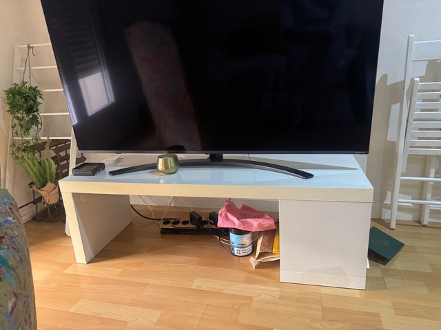 Mueble TV blanco y negro cristal