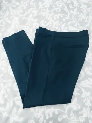 Pantalón de pinzas color azul marino.