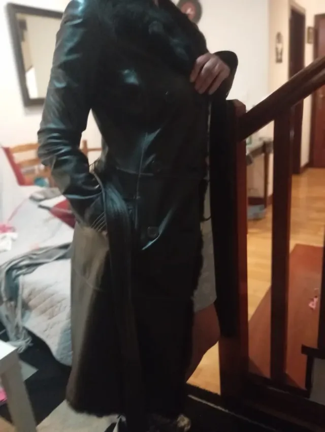 Abrigo de piel marrón oscuro