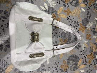 Bolso blanco mujer lazo metálico