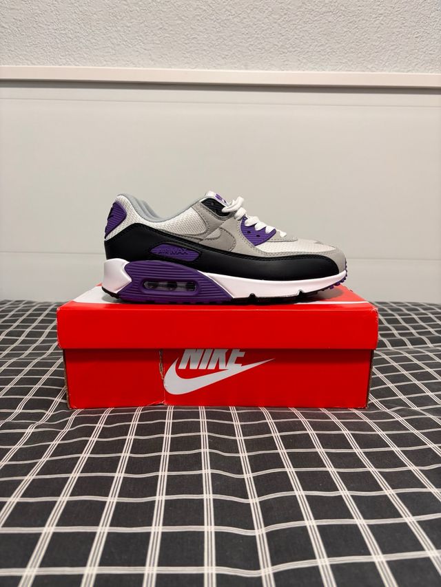 Nike Air Max 90 Gris y Morado