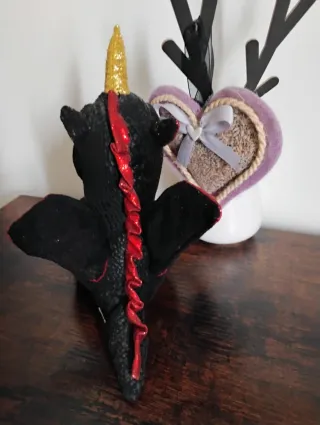 Peluche draghetto nero con ali rosse