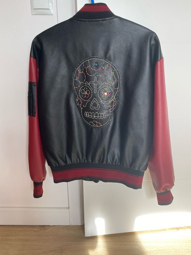 Cazadora polipiel calavera bordada