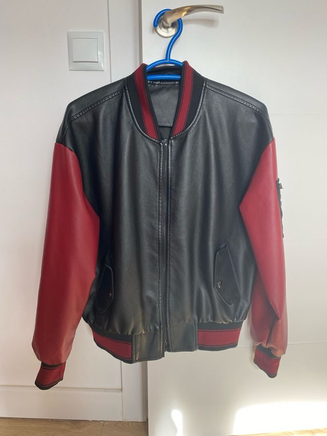 Cazadora polipiel calavera bordada