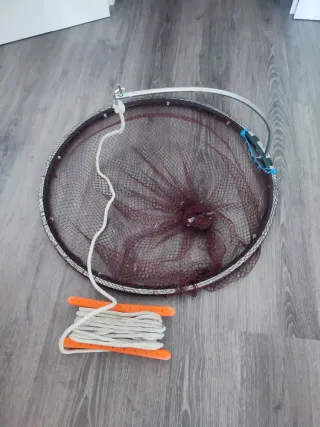 Caña de pescar con carrete antiguo y Redeño