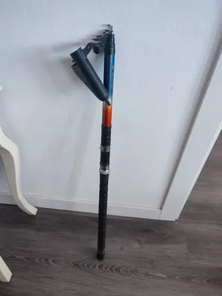 Caña de pescar con carrete antiguo y Redeño