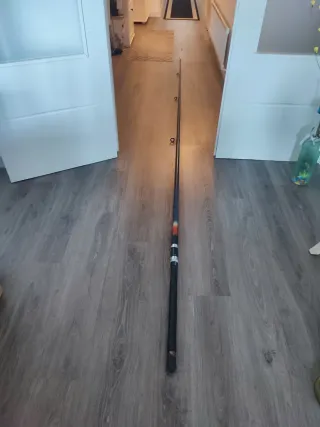 Caña de pescar con carrete antiguo y Redeño