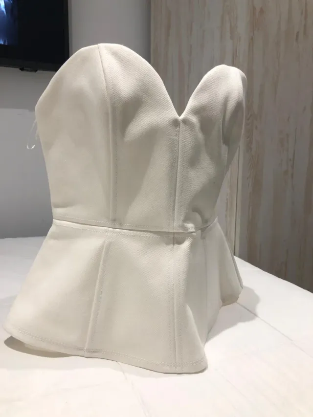 Blusa strapless peplum blanca