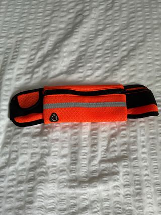 Riñonera deportiva naranja y negra