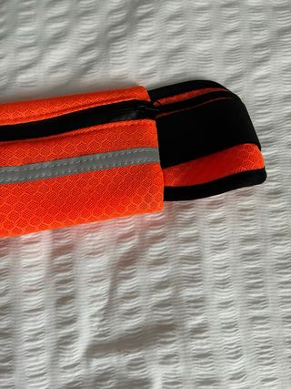 Riñonera deportiva naranja y negra