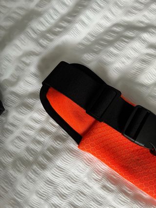 Riñonera deportiva naranja y negra