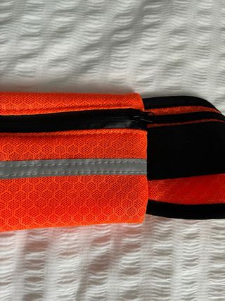 Riñonera deportiva naranja y negra