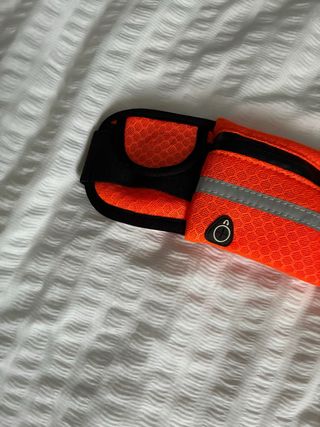 Riñonera deportiva naranja y negra