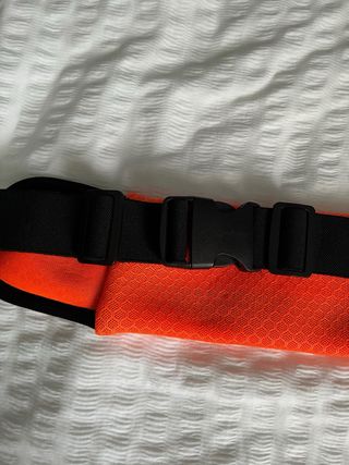 Riñonera deportiva naranja y negra