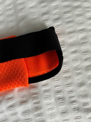 Riñonera deportiva naranja y negra