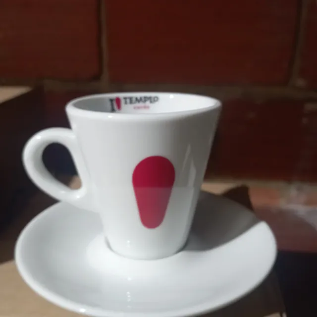 Tazas y platos de café