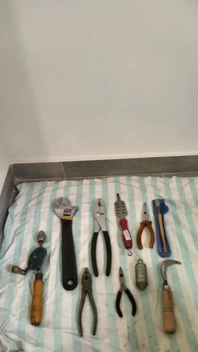 Lote F-Herramientas varias: llaves, alicates, tala