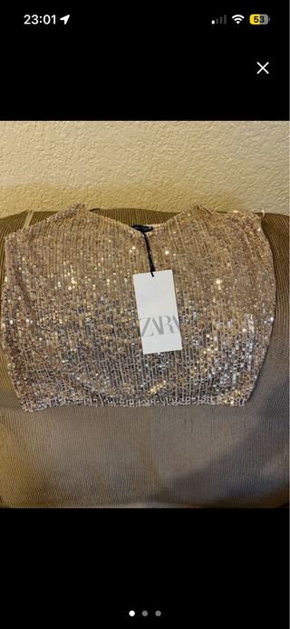 Reloj Tous Beige y Dorado con blusa lentejuelas