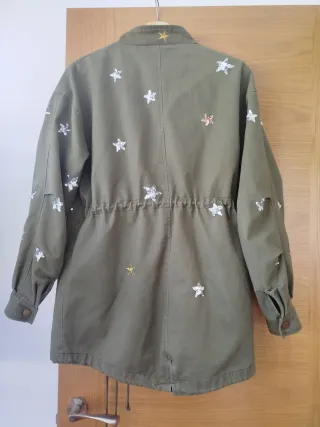 Abrigo verde con estrellas doradas
