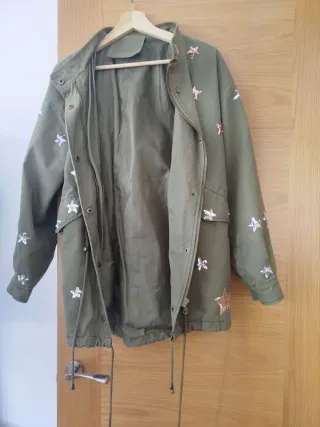 Abrigo verde con estrellas doradas