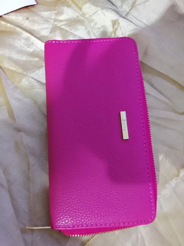 Cartera de mujer rosa con cremallera