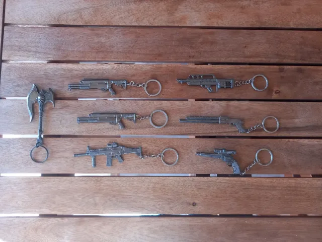 Llaveros armas fuego y hacha plata/oro