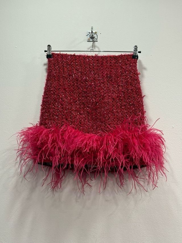 Falda corta con plumas