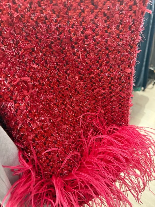 Falda corta con plumas