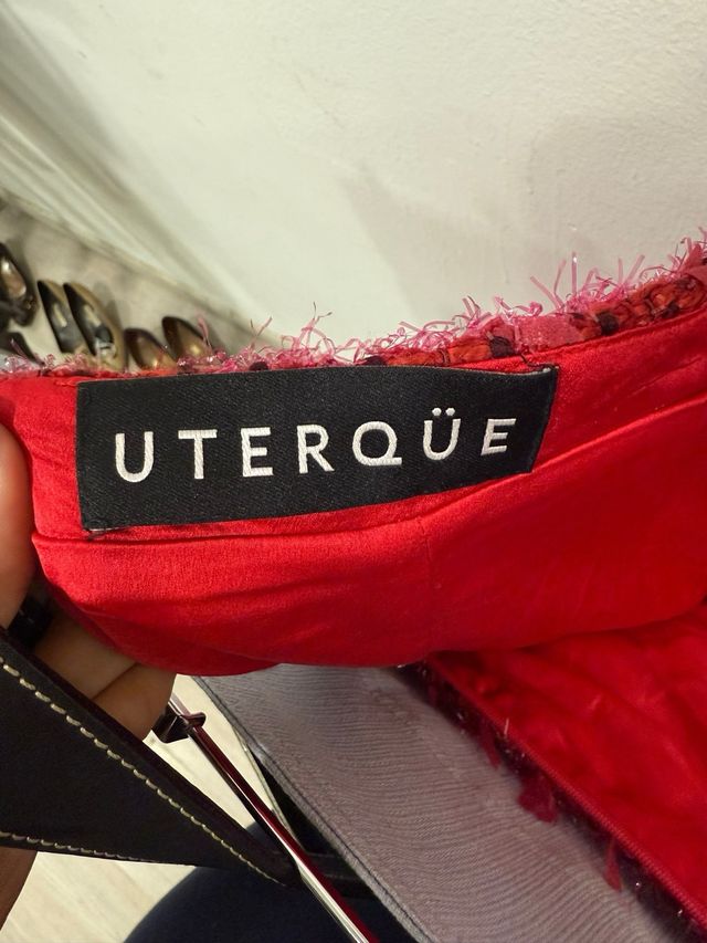 Falda corta con plumas